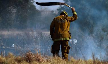 El fuerte viento complicó la tarea de bomberos para controlar incendios de pastizales