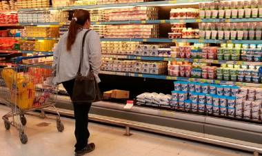Las ventas en los supermercados cayeron 1,5% interanual en junio, informó el Indec