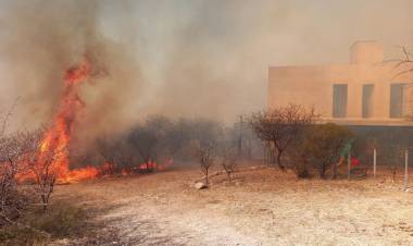 Al menos cuatro bomberos afectados por un incendio en Traslasierra