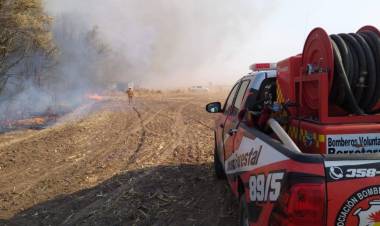 Cuarteles de la región lograron controlar un incendio en un campo al norte de Berrotarán
