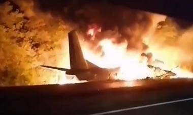 Al menos 22 muertos al estrellarse un avión militar en Ucrania