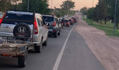 Córdoba cerró el fin de semana largo con grandes caravanas de autos en las rutas serranas