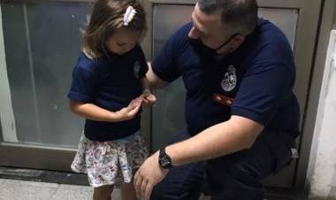 bomberos de Lomas de Zamora salvaron a una niña trasladada al cuartel sin signos vitales