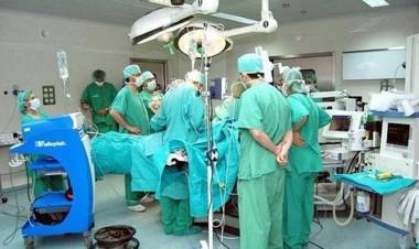 Un cirujano y un anestesista discutieron durante una operación y terminaron a las trompadas