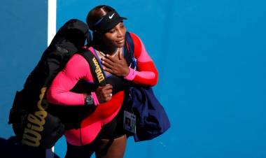 Serena Williams rompió en llanto, abandonó la rueda de prensa y puso en duda su futuro tras caer ante Osaka en las semifinales del Australian Open