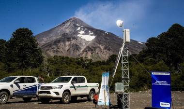 La actividad del volcán Lanín será monitoreada por primera vez desde la Argentina