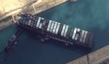 Canal de Suez: fracasa el primer intento de reflotar el barco encallado