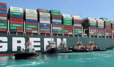 Desencallaron parcialmente el buque mercante que bloquea el canal de Suez