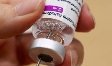 Un miembro de la Agencia Europea de Medicamentos afirma que existe conexión entre la vacuna AstraZeneca y la trombosis