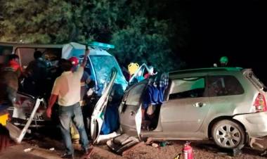 Violento choque en La Rioja entre un auto y una ambulancia: hay seis muertos y cuatro heridos