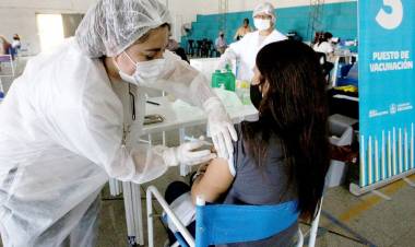 La OMS recomienda a las personas vacunas seguir usando tapabocas