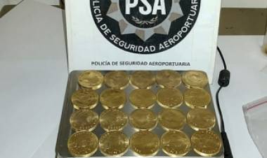 Secuestran 107 monedas de oro valuadas en más de 23 millones de pesos en el Aeroparque Jorge Newbery