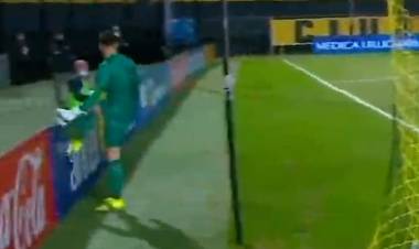 “¡¿Por qué me decís que se va?!”: la alocada reacción del arquero de Peñarol tras sufrir un gol de atrás de mitad de cancha del otro portero