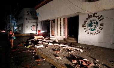 Un fuerte sismo de magnitud 7.1 golpeó el centro de México, generó apagones y derrumbes