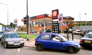 Caos y violencia en las estaciones de servicio británicas ante la escasez de combustible