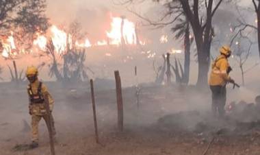 Unos 370 bomberos siguen combatiendo las llamas en el norte de Córdoba