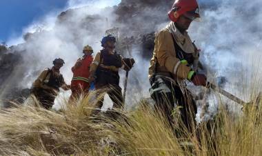 Combaten un incendio de alta montaña en Traslasierra