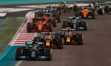 Verstappen le ganó la batalla final a Hamilton y logró su primer título de la Fórmula 1 luego de una dramática definición en Abu Dhabi