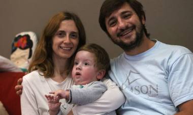 El medicamento para Lolo llegó al país y su familia prepara el viaje a Buenos Aires