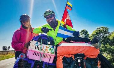 De Venezuela a Ushuaia en bici, con su perrita y por un futuro mejor