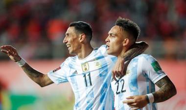 Con goles de Di María y Martínez, la Selección argentina venció a Chile en la altura