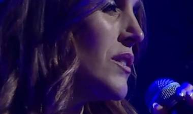 Soledad Pastorutti se desplomó en el escenario y causó preocupación: el video de la caída en pleno show