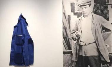 Vio un abrigo olvidado en un museo y se lo llevó: era una obra de arte y terminó detenida