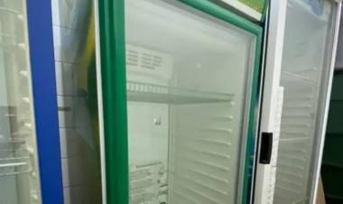 Ladrón se escondió de la Policía en la heladera exhibidora de un supermercado: fue detenido