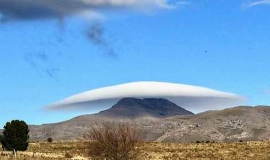 Furor por la aparición de una nube con forma de ovni en Sierra de la Ventana