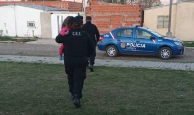 Una niña de 3 años fue encontrada en la calle por una patrulla