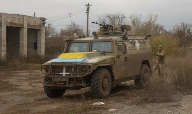 Las tropas de Ucrania llegaron a Kherson y Rusia asegura haber fortificado su orilla