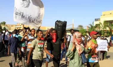EE.UU., Francia y otros países evacúan a sus ciudadanos en medio de los combates en Sudán