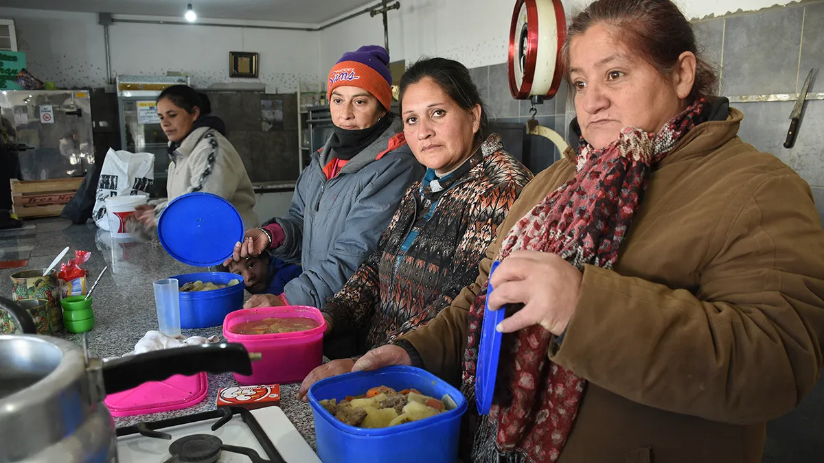 Por el frío, 200 personas reciben por día abrigos, frazadas, leña y comida