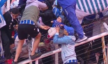 Graves incidentes en Mendoza: enfrentamientos de hinchas de Godoy Cruz con la Policía y familias evacuadas a las plateas