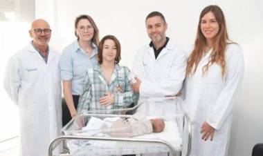 Nació el primer bebé europeo gestado por dos madres