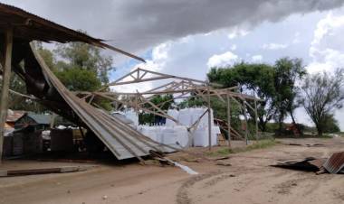 El viento derribó un galpón en la zona rural de Olaeta