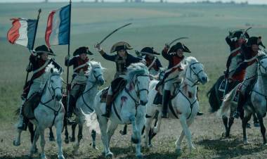 “Napoleón”, una película convencional pero efectiva que apela a la espectacularidad