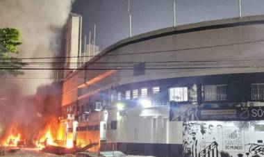 Santos descendió por primera vez en su historia: incendios y destrozos en las calles