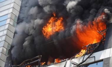 Incendio al lado de la Secretaría de Trabajo: una persona muerta y 43 asistidos