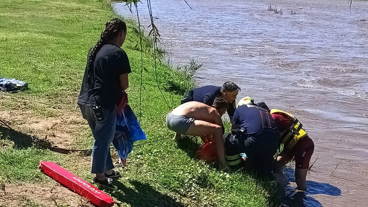 Dos menores y un mayor fueron rescatados al ser sorprendidos por la crecida del río