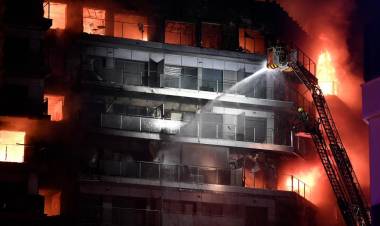 Hallan un décimo cadáver en el edificio incendiado de Valencia