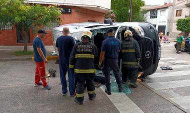 Dos personas heridas en un vuelco de una ambulancia en Villa Lugano