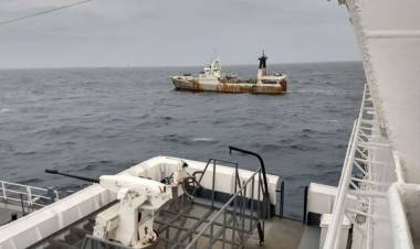 La armada detuvo a un barco chino que pescaba ilegalmente en el Mar Argentino