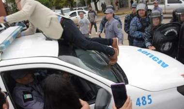 Incidentes en Chaco: concejal detenido por treparse a un patrullero en una protesta por despidos de estatales