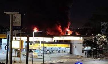 Impresionante incendio en un depósito de electrónica a metros de una estación de GNC en Córdoba