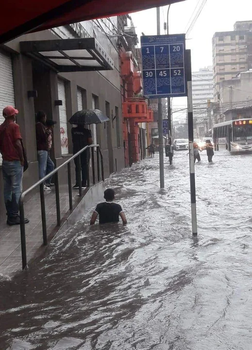 Un temporal provocó grandes inundaciones en San Salvador de Jujuy