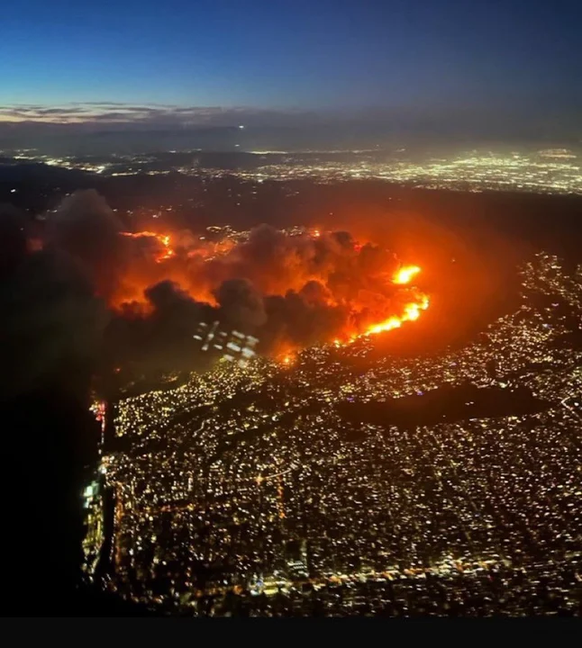 Voraz incendio en California: más de 30 mil evacuados