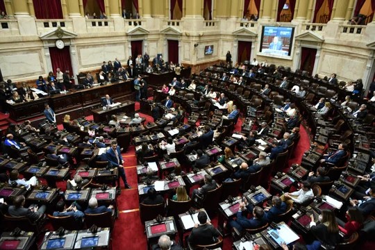 Guillermo Francos negó una devaluación al defender el plan económico y pidió sancionar la ley antibarras