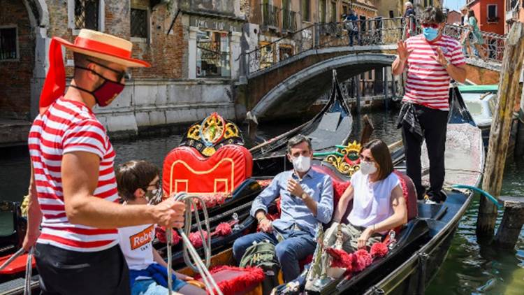 Por el sobrepeso de los turistas, las góndolas de Venecia transportarán menos personas
