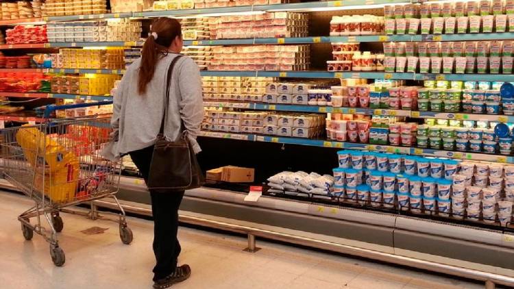 Las ventas en los supermercados cayeron 1,5% interanual en junio, informó el Indec